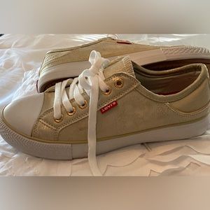 Levi’s women sneaker. Brand new